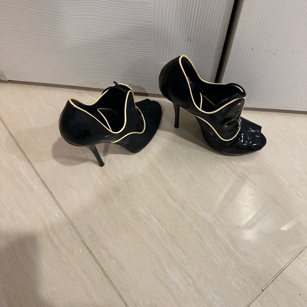 Gucci Black Patent Peep-Toe Stiletto Heels with Gold Trim - Picture 6 of 6